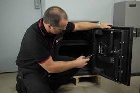 مراحل سرویس گاوصندوق توسط تیم متخصص گاوصندوق