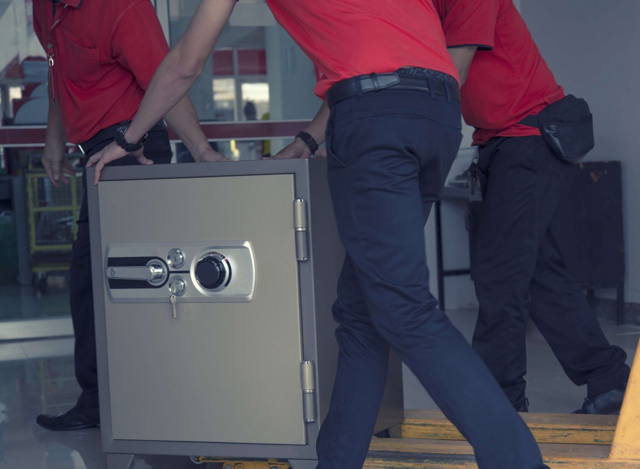 مراحل امنیتی جابه‌جایی گاوصندوق با تیم متخصص